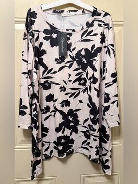Fantaslook Shark Bite Tunic in Cream and Black Floral Pattern Size 2XL